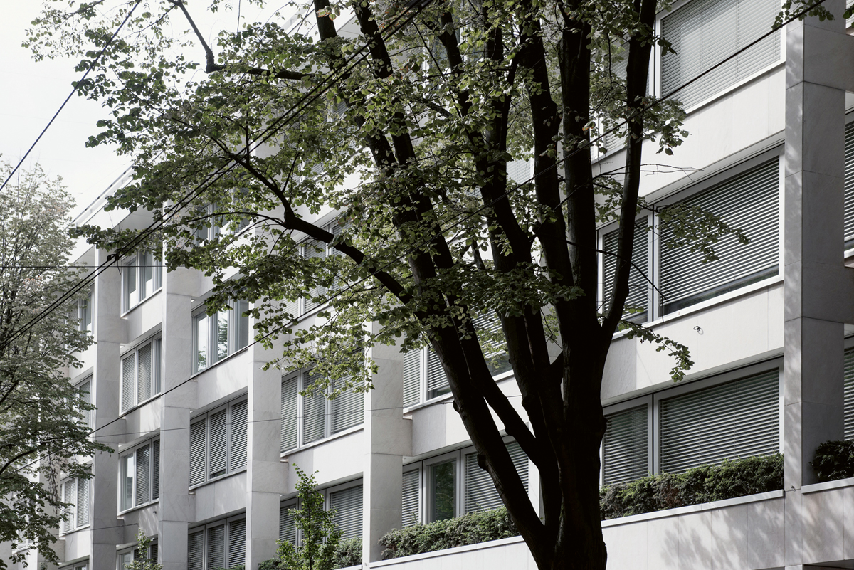Die Fassade, von Ernst Schindler in elegantem Schwedischem Marmor konzipiert, wurde von den Architekten erhalten.