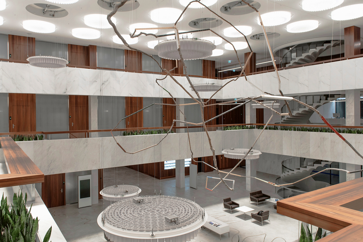 Deckenleuchten: Die Kunst darf die Wartungsarbeiten nicht behindern. Im Brandfall funktioniert auch die Entrauchung über die Oberlichter.