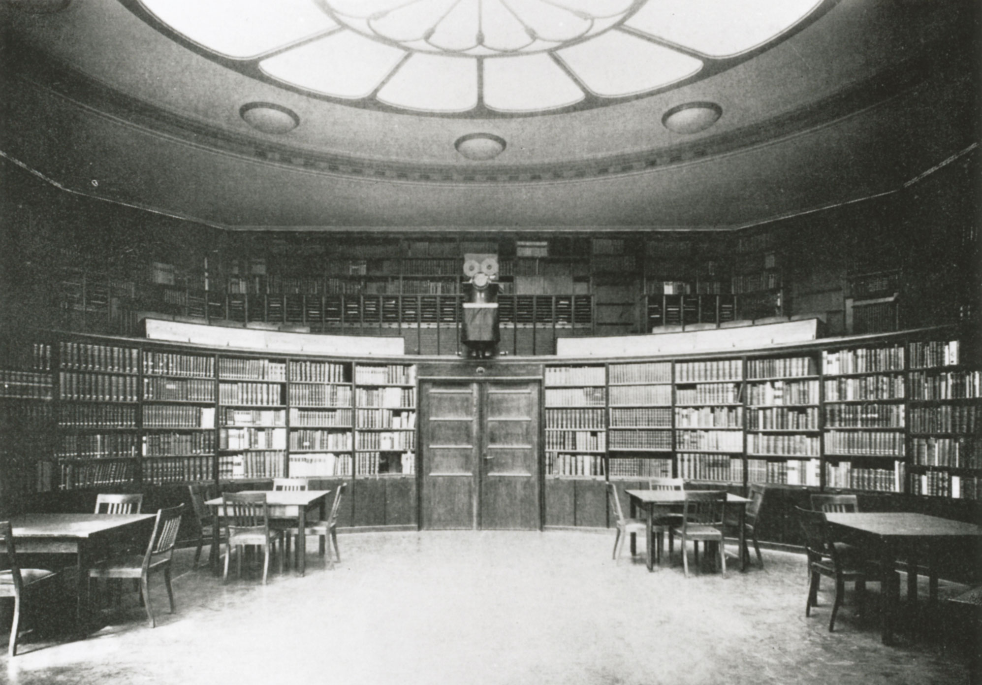 Salle de lecture elliptique de la bibliothèque Warburg