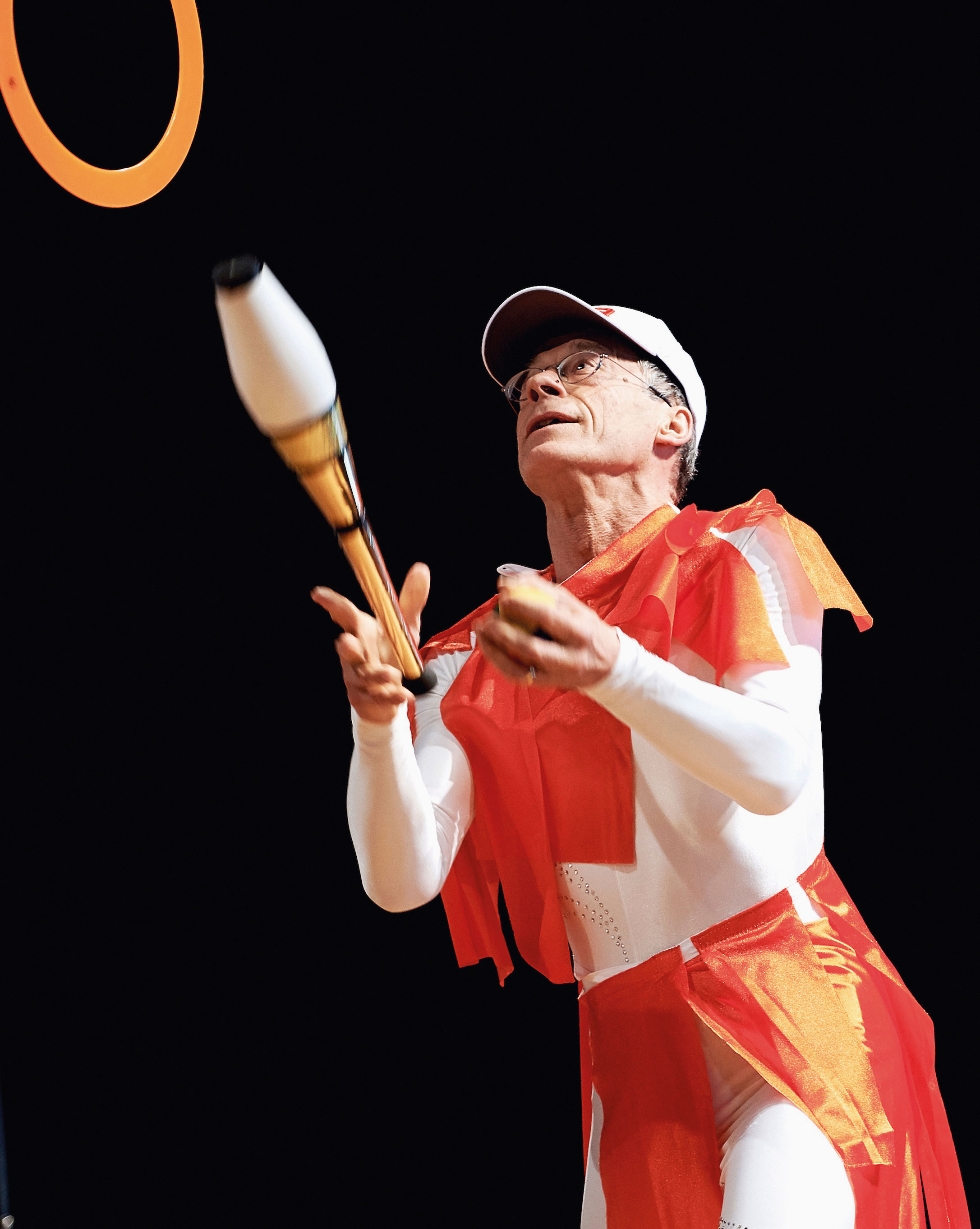 Des acrobaties pour prendre congé : Fritz Zollinger simule, avec balle, anneau et quille, l’équilibre virtuose du travail associatif journalier