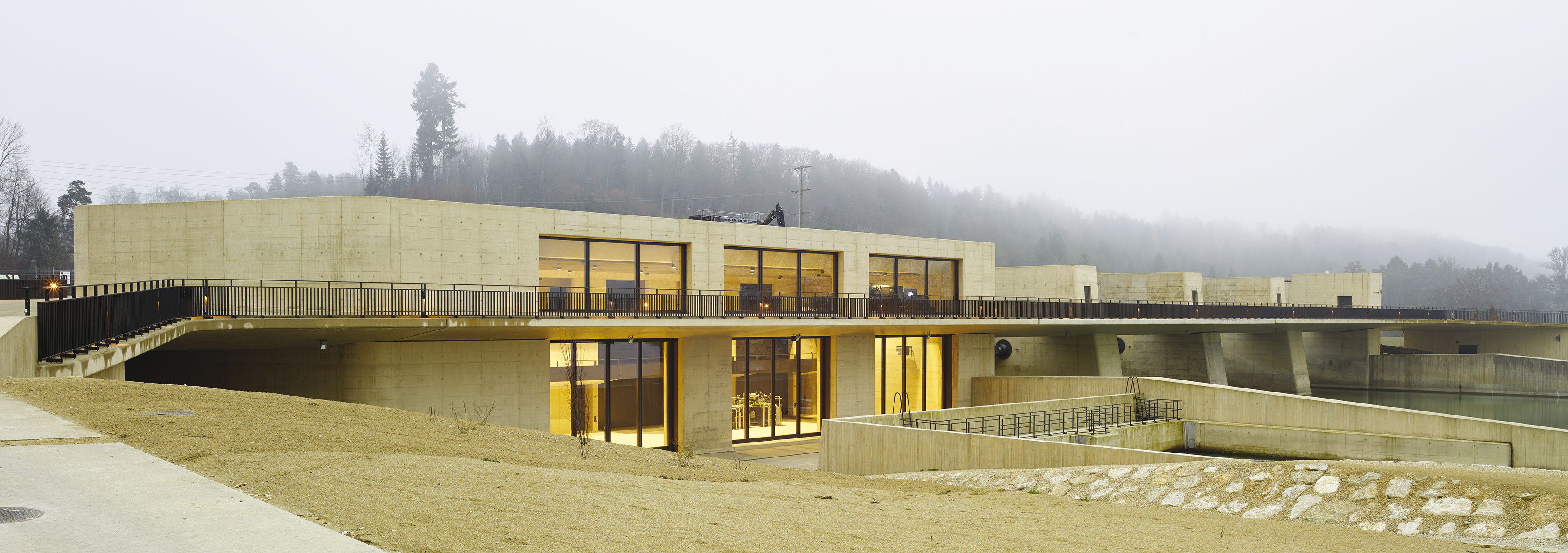 La salle des machines de la centrale électrique de Hagneck est intégrée au barrage. Le franchissement du barrage fait office de trait d’union cyclable entre les deux berges du lac de Bienne