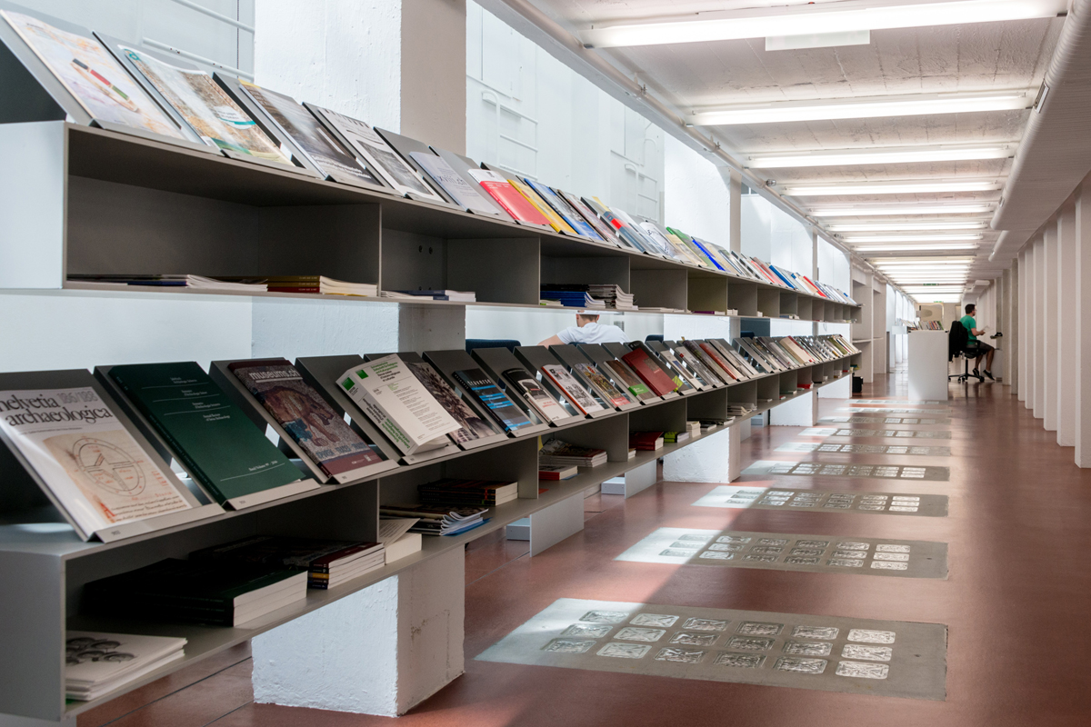 Die aktuellen Ausgaben der Zeitungen liegen gut sichtbar auf raumgliedernden Pulten.