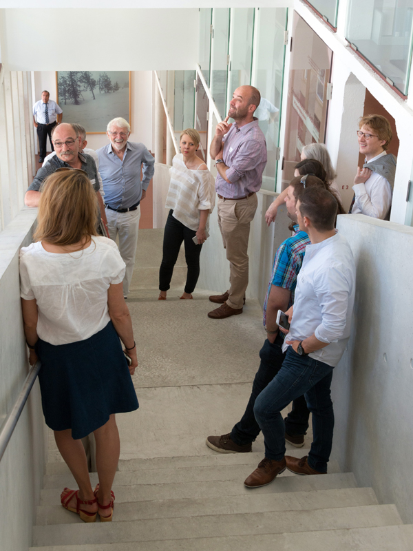 Horst Knaupp vom BBL (links mittig im Bild) erläutert die Problemstellungen bei der Sanierung des denkmalgeschützten Gebäudes.