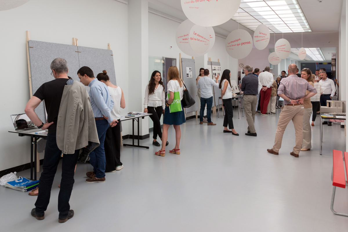 Im Foyer sind die Studentenarbeiten präsentiert und entfachen Diskussionen.