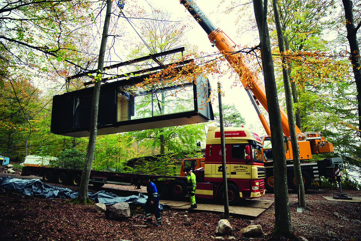 Auf der «Baustelle» wird das Vipp Shelter abgeladen.