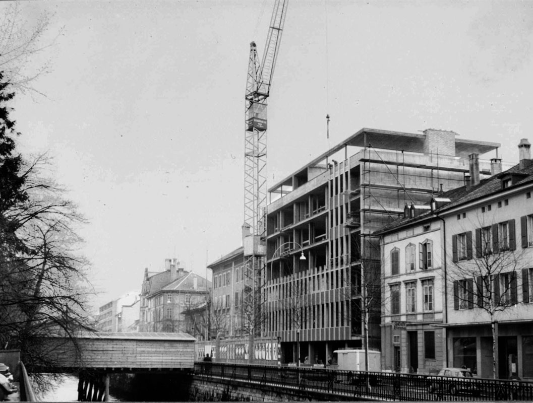 Montage der ersten Curtain-Wall-Fassade im Kanton Bern. Historische Aufnahmen zeigen, wie visionär sich das Farelhaus im Gegensatz zu seinen Nachbarn präsentierte.