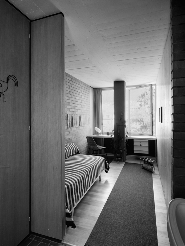 Zimmer im Mädchenheim, 3. OG. Beim Farelhaus experimentierte Max Schlup erstmals mit einem freien Stützenraster und einem offenen Grundriss.