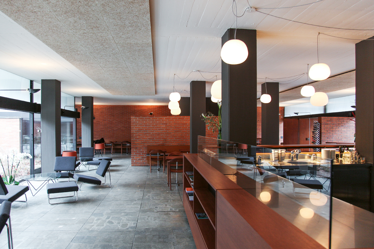 Bistro nach der Sanierung: Die ursprüngliche Farbigkeit und Materialität wurden wiederhergestellt. Für die Wiederinbetriebnahme war eine Baubewilligung nötig.