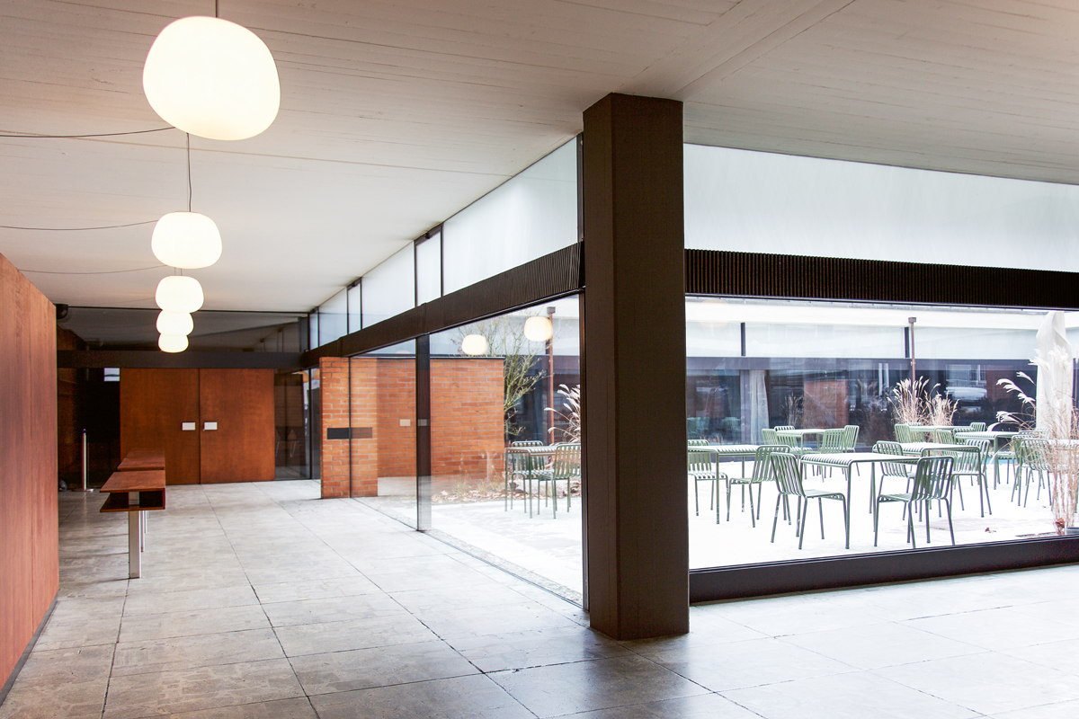 Vorbei an Bistro und Atrium führt die Vorhalle mit Garderobe in direkter Linie vom Haupteingang in den Saal.