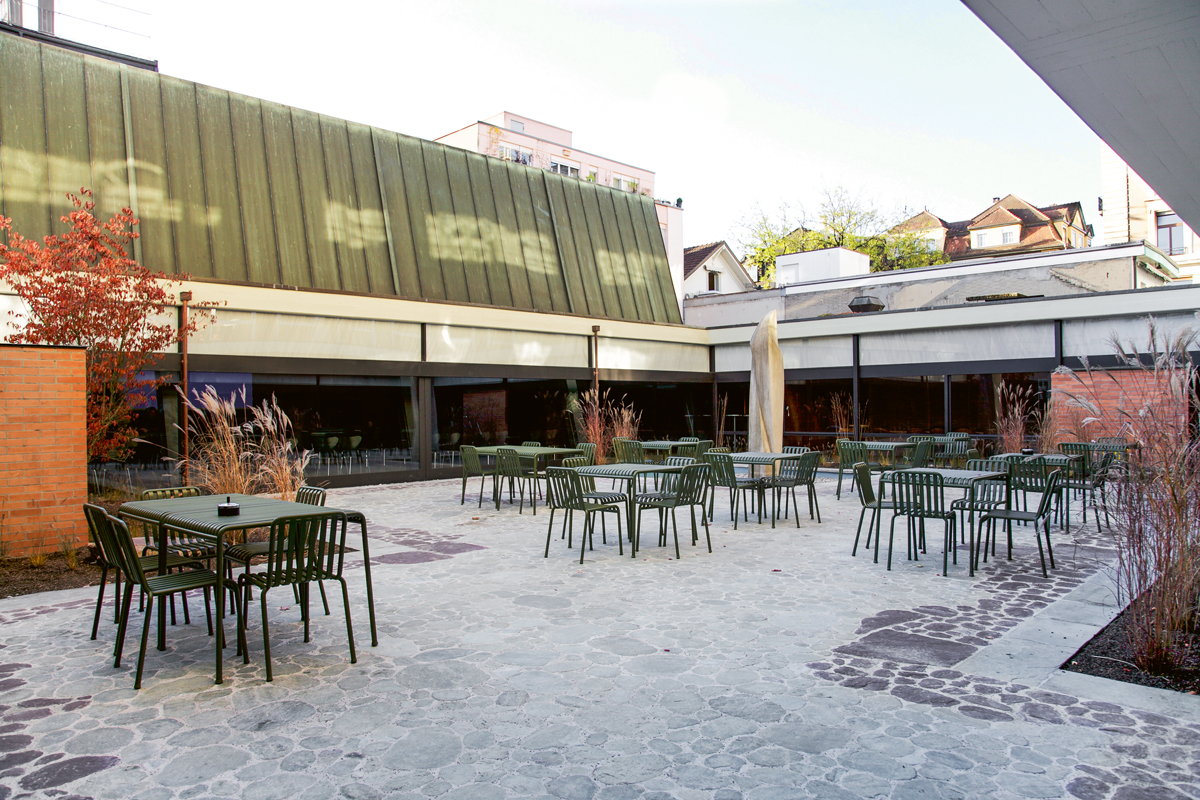 Der Innenhof ist das Zentrum der Anlage und umgeben von öffentlichen Räumen: Bistro, Saal und Sitzungszimmer. Der sorgfältig gestaltete Aussenraum lädt zum Verweilen ein.