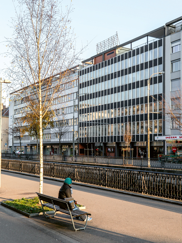 Profile, Aussenplatten und Fenster der Strassenfassade wurden gereinigt, gestrichen und repariert, jene auf der Hofseite gereinigt und repariert.