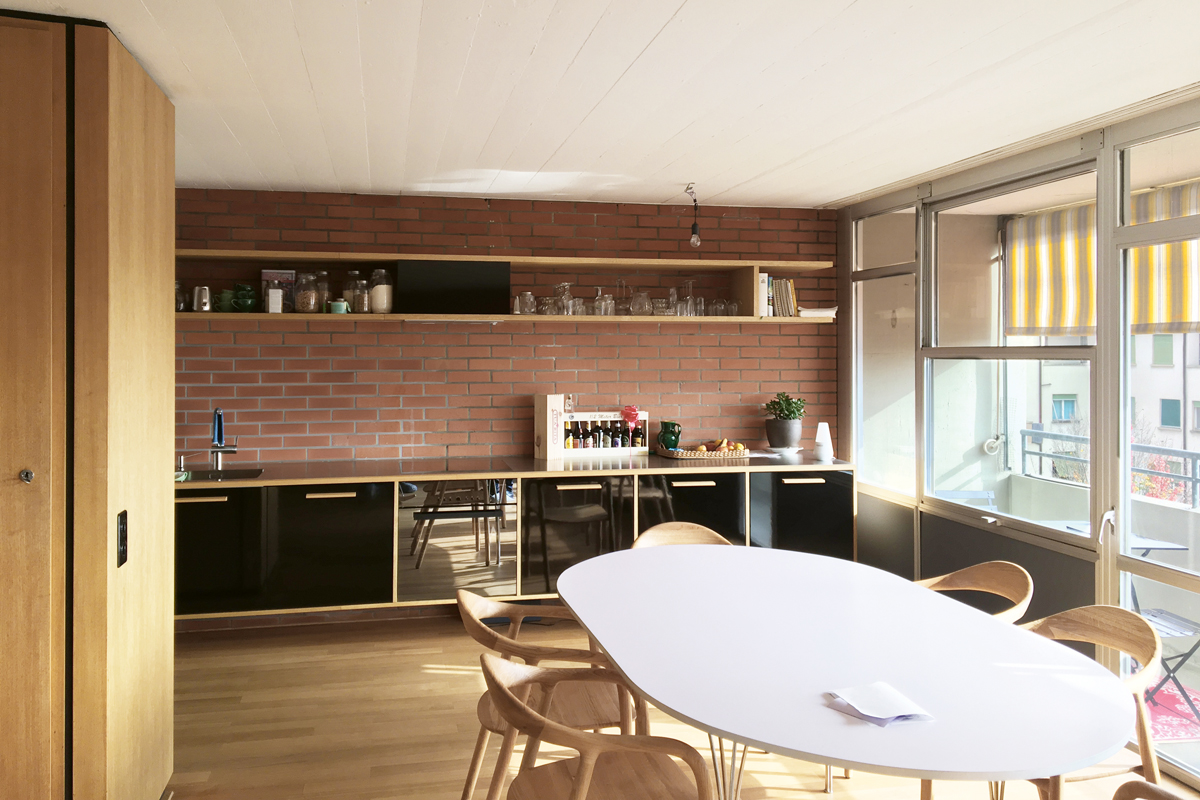 Sanierte Wohnung im 1. Obergeschoss, Küche mit Essbereich.