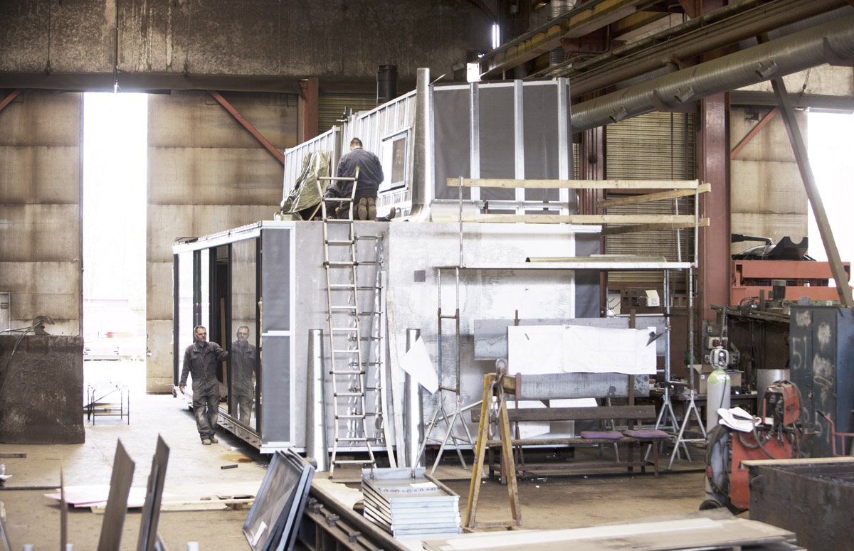 Blick in die Produktionshalle, in der das Glamping-Haus vorgefertigt wird