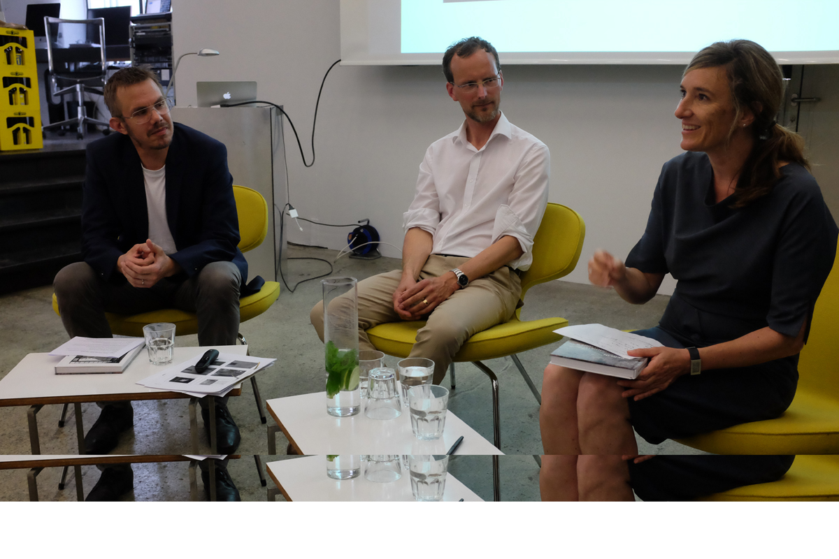 Rege Diskussionen über den Berliner und Zürcher Stadtraum. Von links nach rechts: Caspar Schärer, Generalsekretär des Bunds Schweizer Architekten; Frank Peter Jäger, Architekturjournalist, Redakteur im Bereich Kommunikation des Schweizerischen Ingenieur- und Architektenvereins (SIA); Jacqueline Parish, Leiterin des Fachbereichs Stadtraum beim Tiefbauamt der Stadt Zürich.