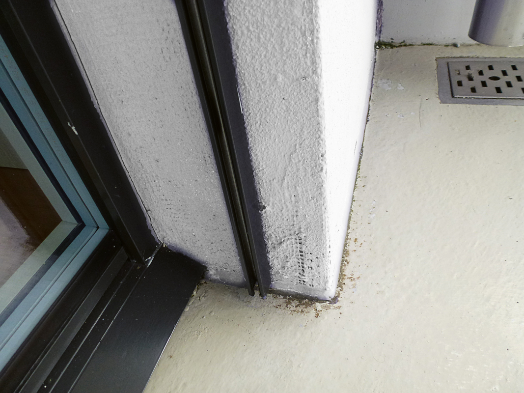 Die Schichtstärken der einzelnen Lagen sind unpassend. Die Netzarmierung ist sichtbar und kann nicht wirksam funktionieren.