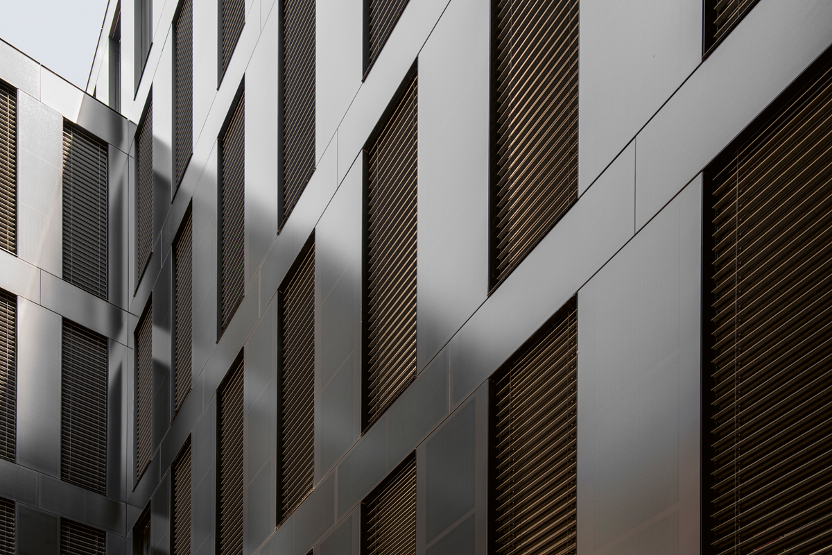 Die Fassadenfläche des Grosspeter Towers von 12 000 Quadratmetern besteht aus transparenten (Dreifach-lsolierverglasung) respektive opaken Elementen. In diese rund 5000 Quadratmeter grosse opake Fassadenfläche und auf dem Dach wurden Photovoltaikanlagen angebracht.