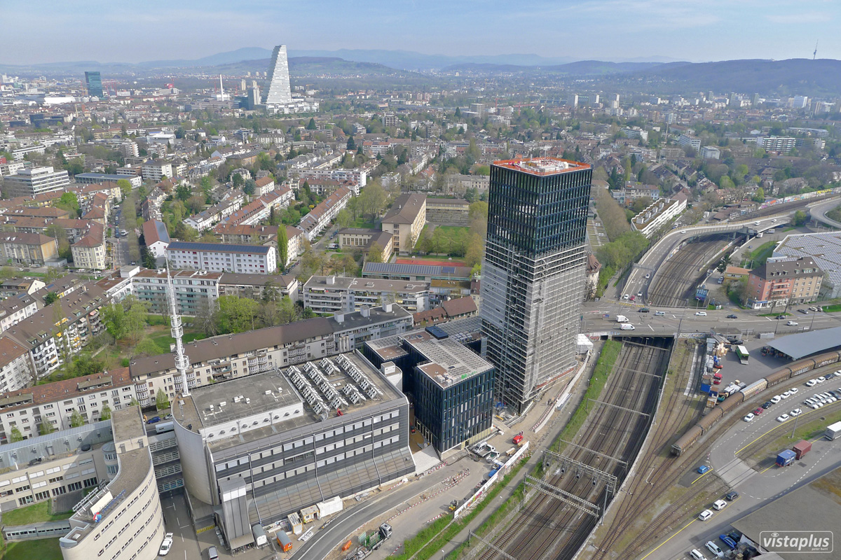 Blick über den Grosspeter Tower nach Westen (Anfang April 2017): Im Hintergrund steht der von den Architekten Herzog &amp; de Meuron entworfene Roche-Turm.