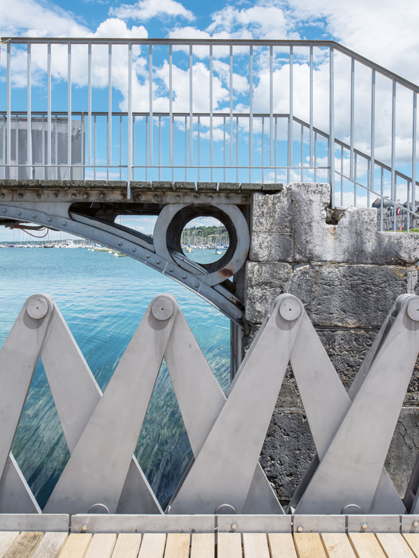 Detail der Scherenkonstruktion der neuen Brücke in Genf. Im abgesenkten Zustand ermöglicht die Brücke einen barrierefreien Zugang zum Jet d’Eau.