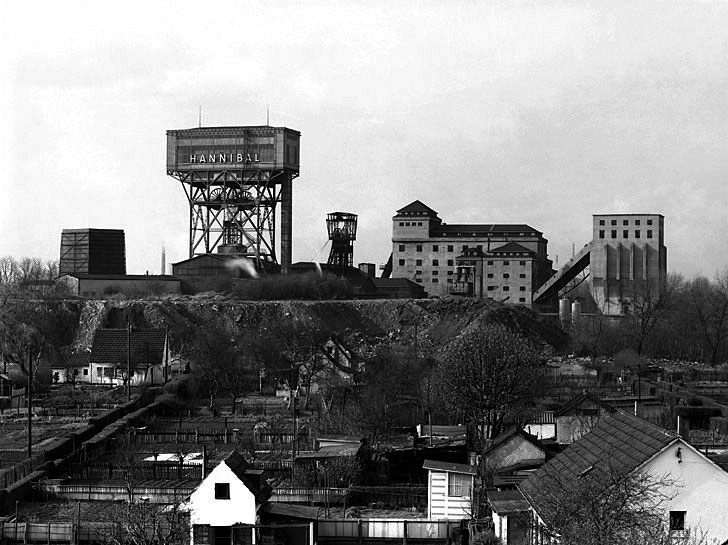 2 Bernd et Hilla Becher, Zeche Hannibal, Bochum, 1973.