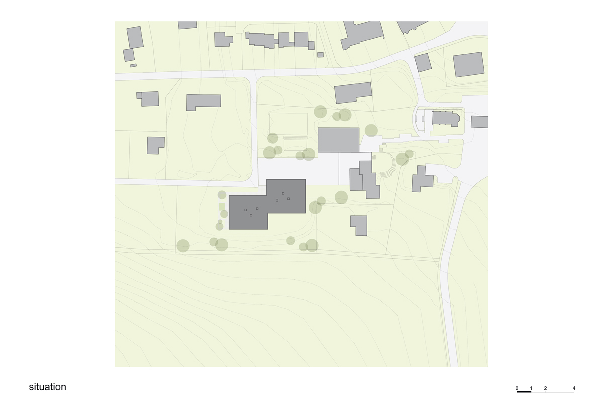 Das neue Schulhaus der Primarschule Avry liegt am südli­chen Dorfrand inmitten locker gestreuter Wohnbauten. Neubau und Bestand (rechts) gruppieren sich um den Pausenhof, der auch als Dorfplatz fungiert.