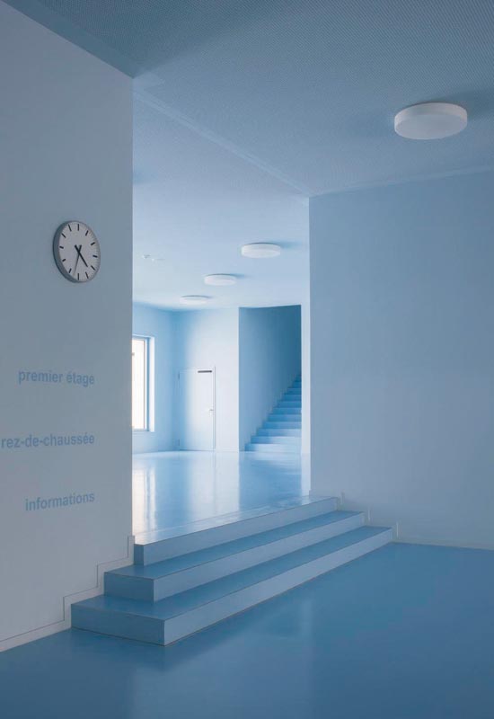 Die Erschliessung folgt dem ansteigenden Terrain. Blick von der Eingangshalle in die Verbindungshalle des nordöstlichen Trakts.