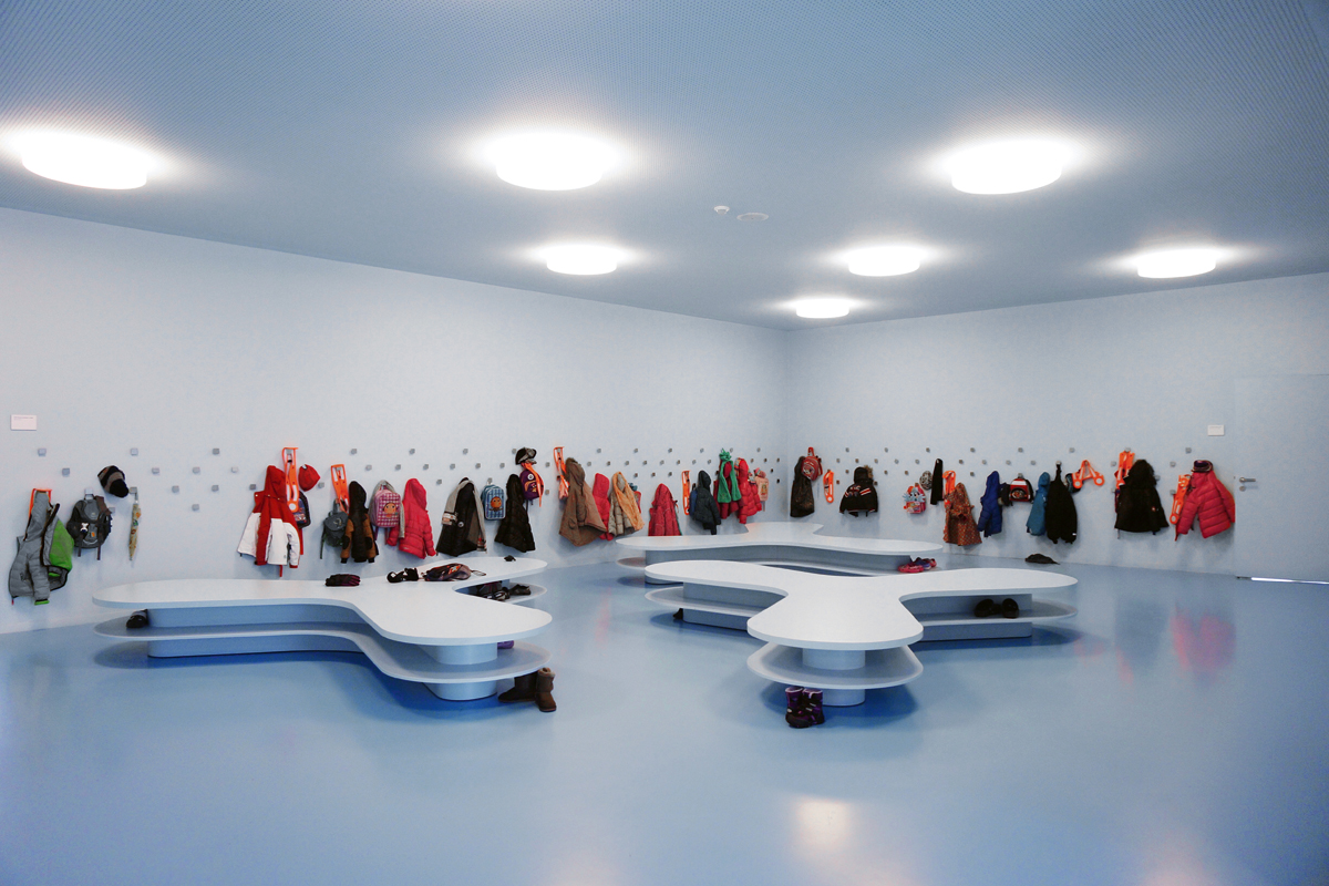 Schule im Betrieb: Die Vorräume zu den Klassenzimmern im Obergeschoss dienen auch als Garderoben.