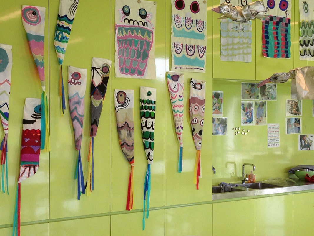 Die Schränke der Klassenzimmer haben magnetische, beschreibbare Oberflächen.