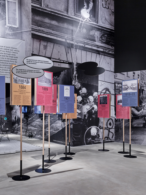 Historischer Rückblick im ersten Raum, der die Protestbewegungen als eine Ursache für die neuen Wohnformen visuell darstellt.