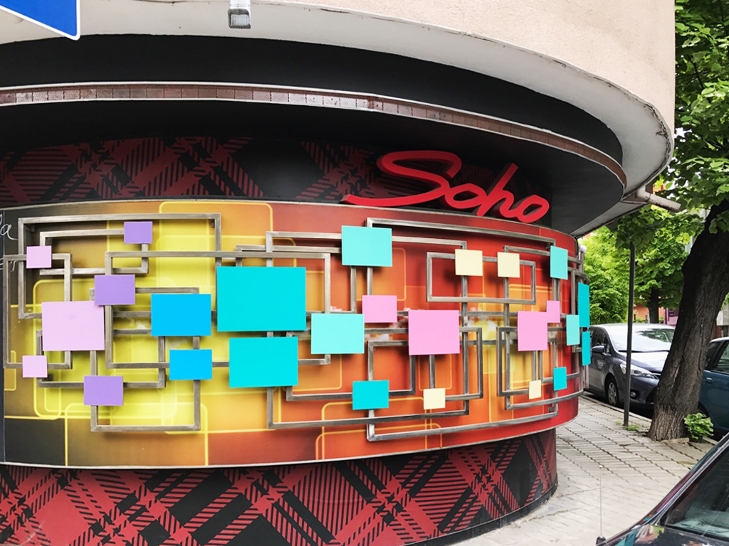 Eine Bar in einer Seitenstrasse, etwas abseits der Fussgängerpassage in Warna.