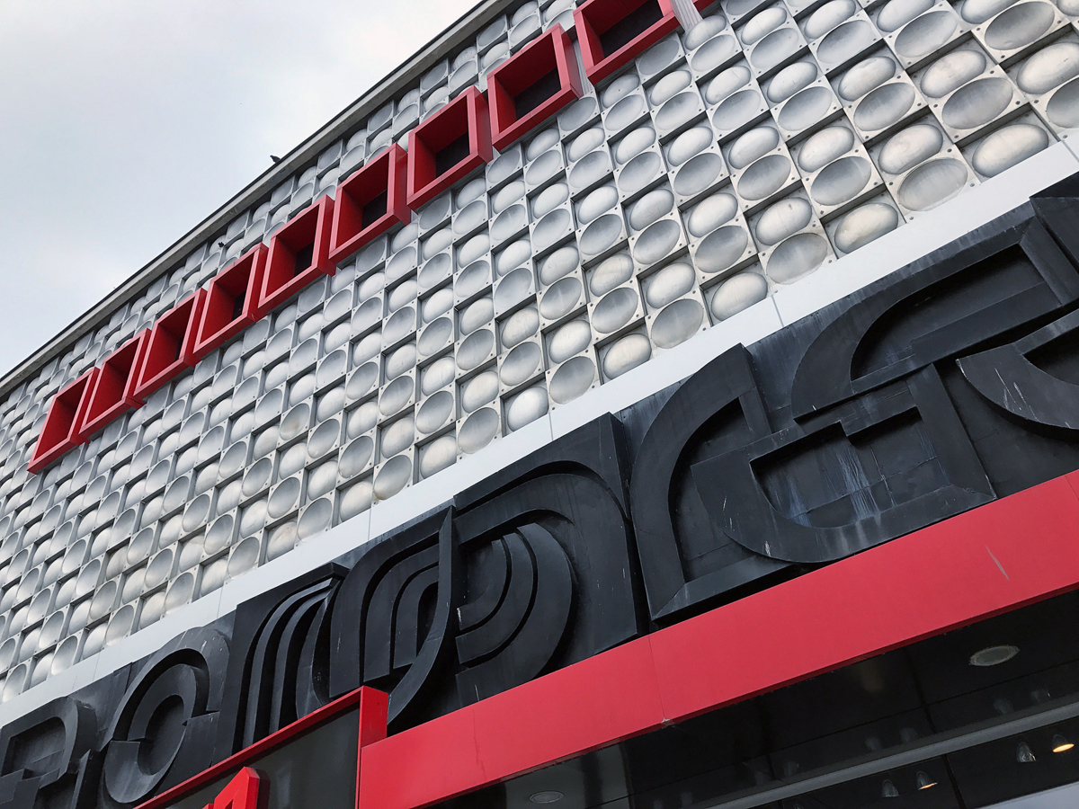 Das Kaufhaus «New Yorker» mit seiner 70er-Jahre-Fassade steht prominent im Zentrum der Stadt.