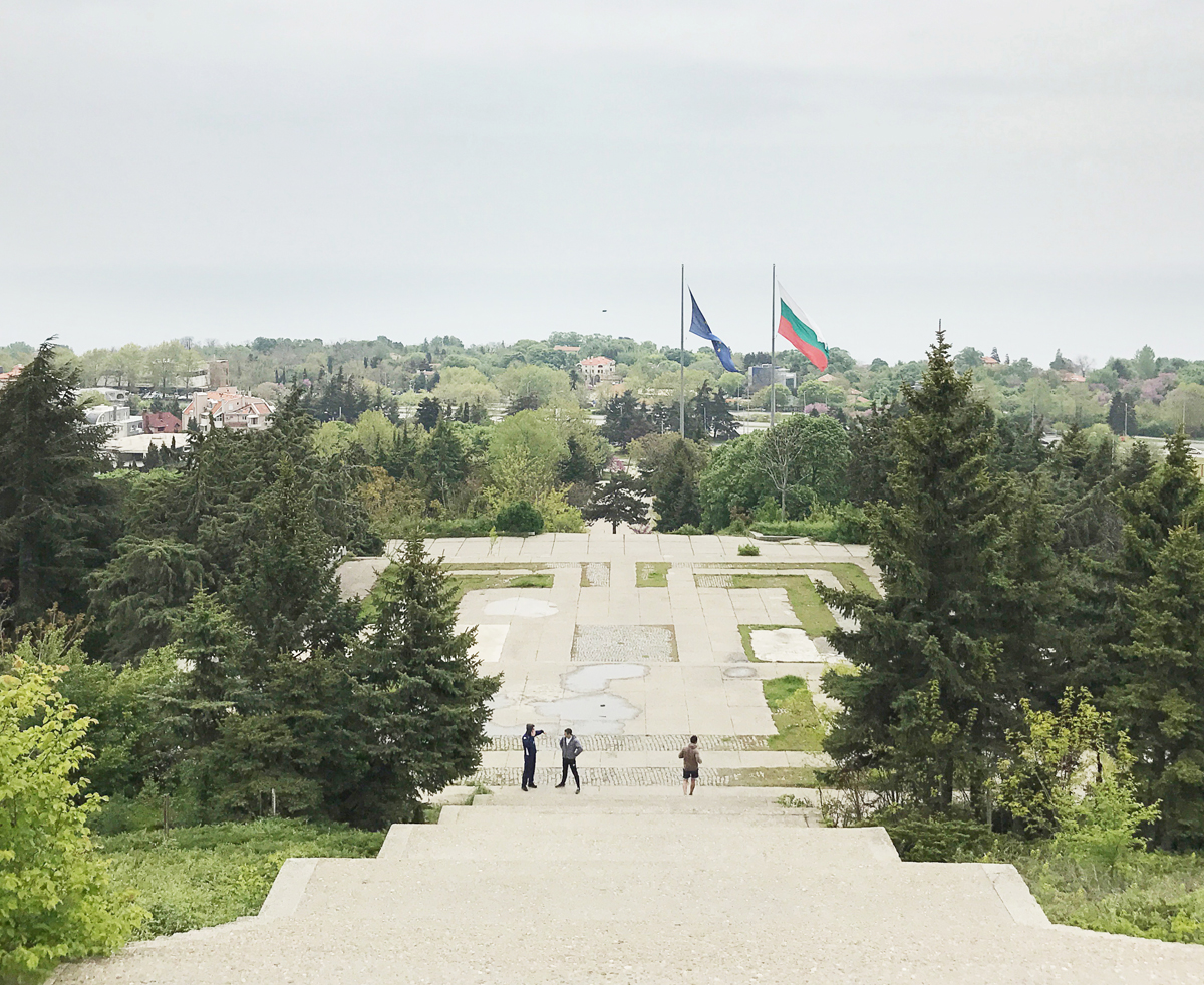 Die Aussicht von der Plattform des Monuments der sowjetisch-bulgarischen Freundschaft auf das Meer.