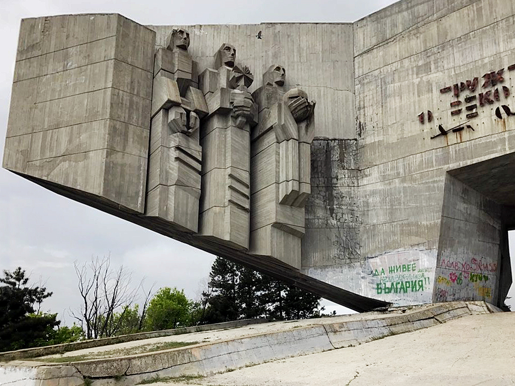 Drei Frauen am Monument der sowjetisch-bulgarischen Freundschaft bedanken sich mit Brot und Blumen für die Hilfe, die sie von den Russen erhalten haben.