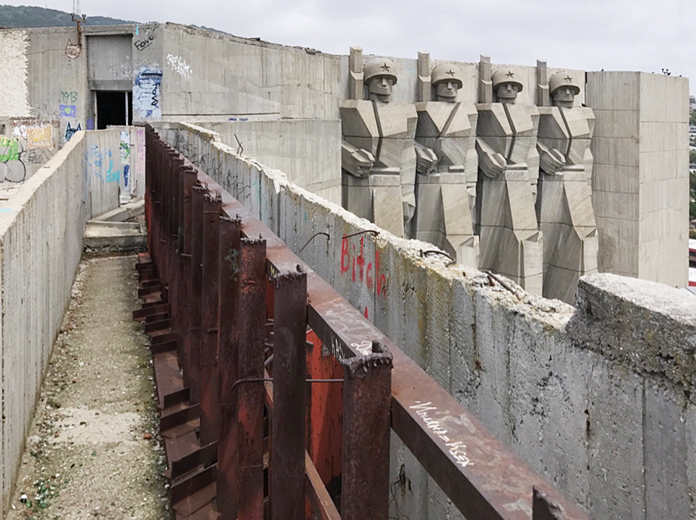 Blick von der Dachterrasse des Trakts der bulgarischen Frauen hinüber zu den Soldaten.