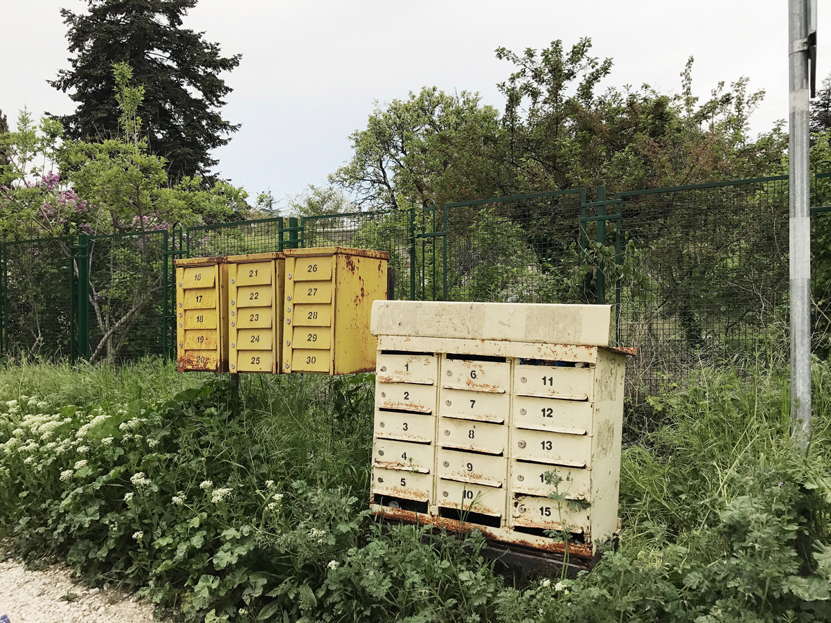 Sammelbriefkästen in einem Quartier aus den 50er-Jahren.