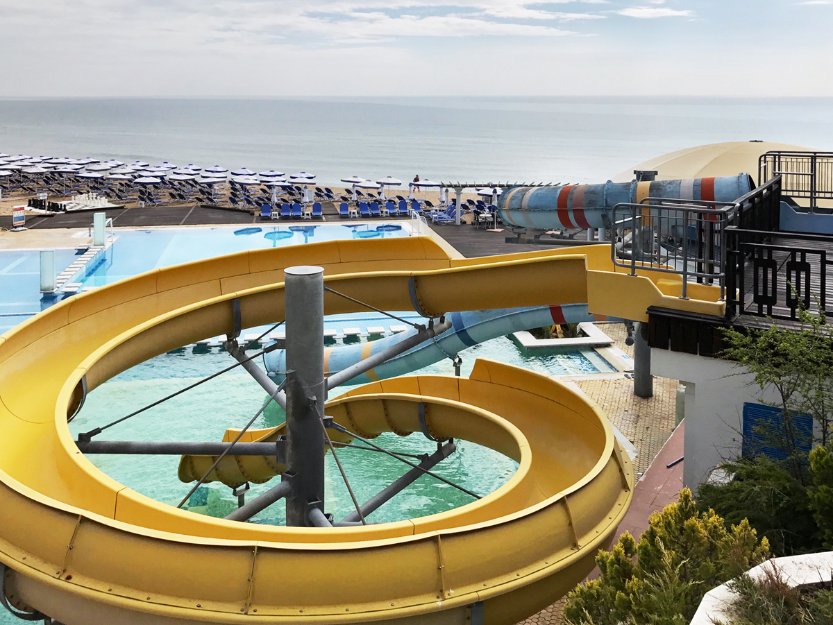 Ein Kinderbassin mit Rutschbahn vor dem Schwarzen Meer.