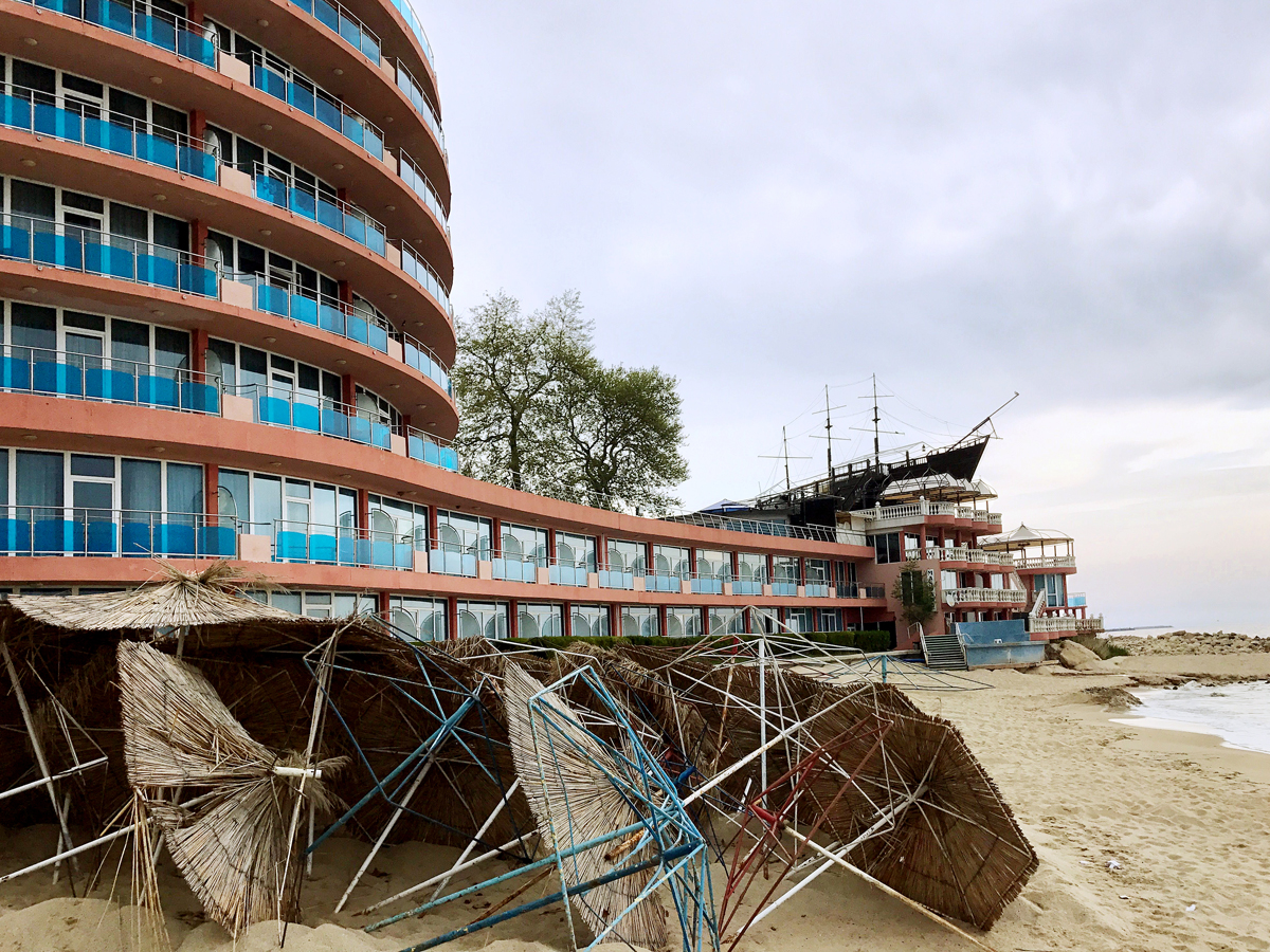 Das Schiff im Hintergrund wurde zu einem Restaurant umfunktioniert.