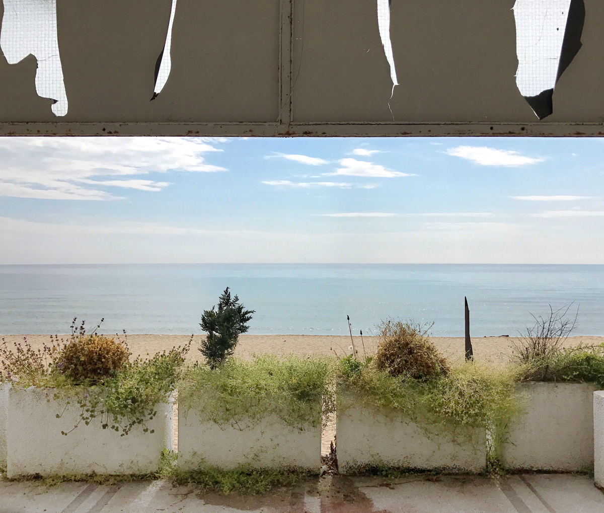 Ausblick von der Terrasse eines Hauses aufs Meer.