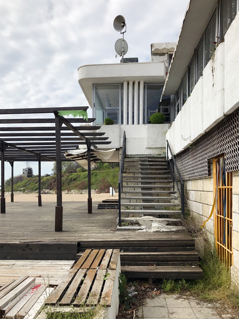 Alte Privathäuser stehen zwischen den grossen Hotelbauten am Strand.