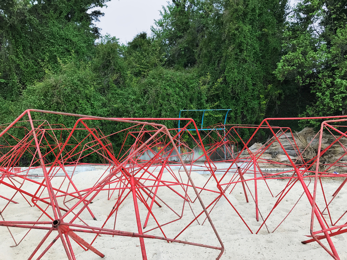 Sonnenschirmgerüste warten, bis sie für die Hochsaison bezogen werden.