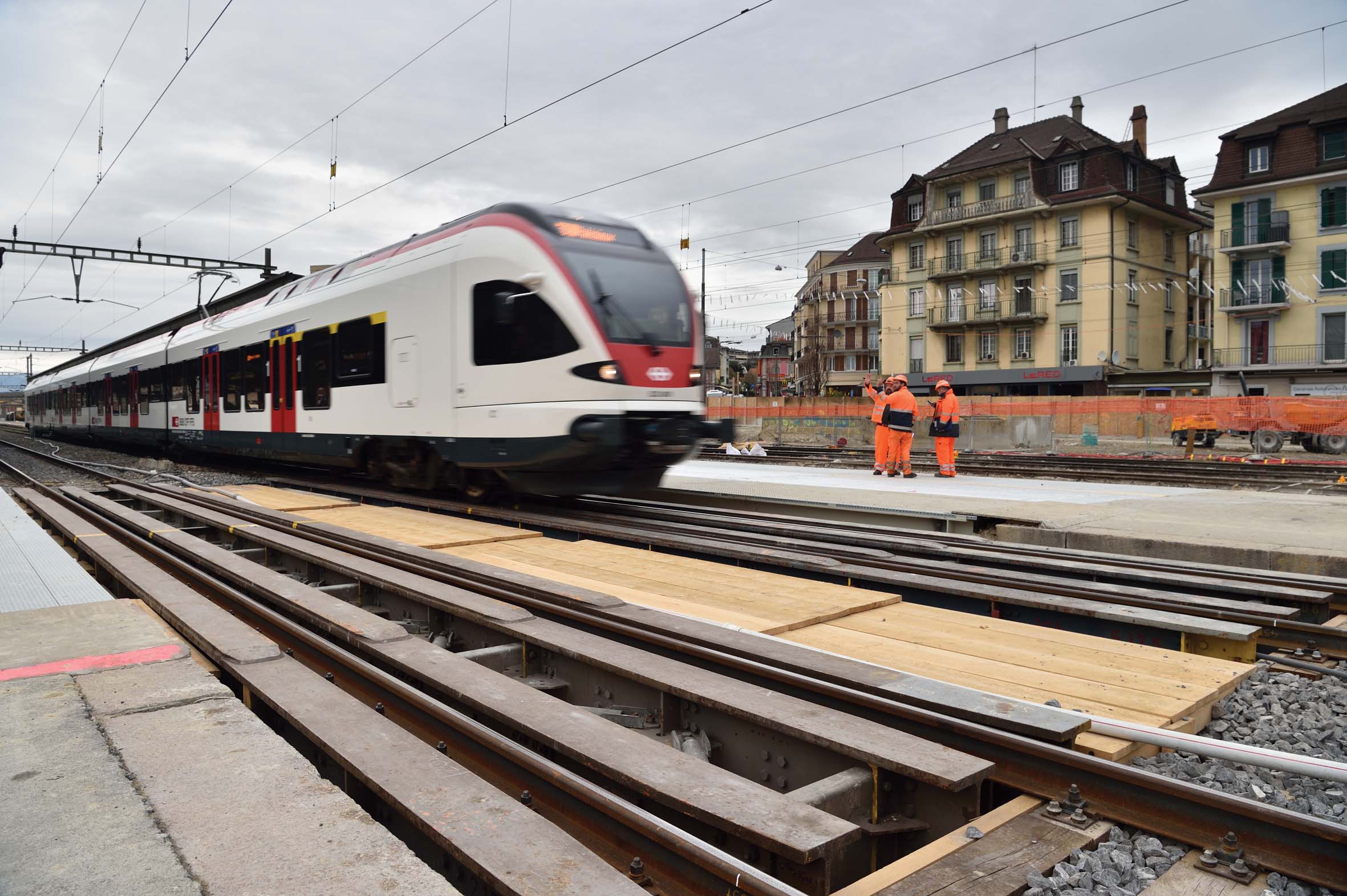 Passage d’un train sur un pont provisoire