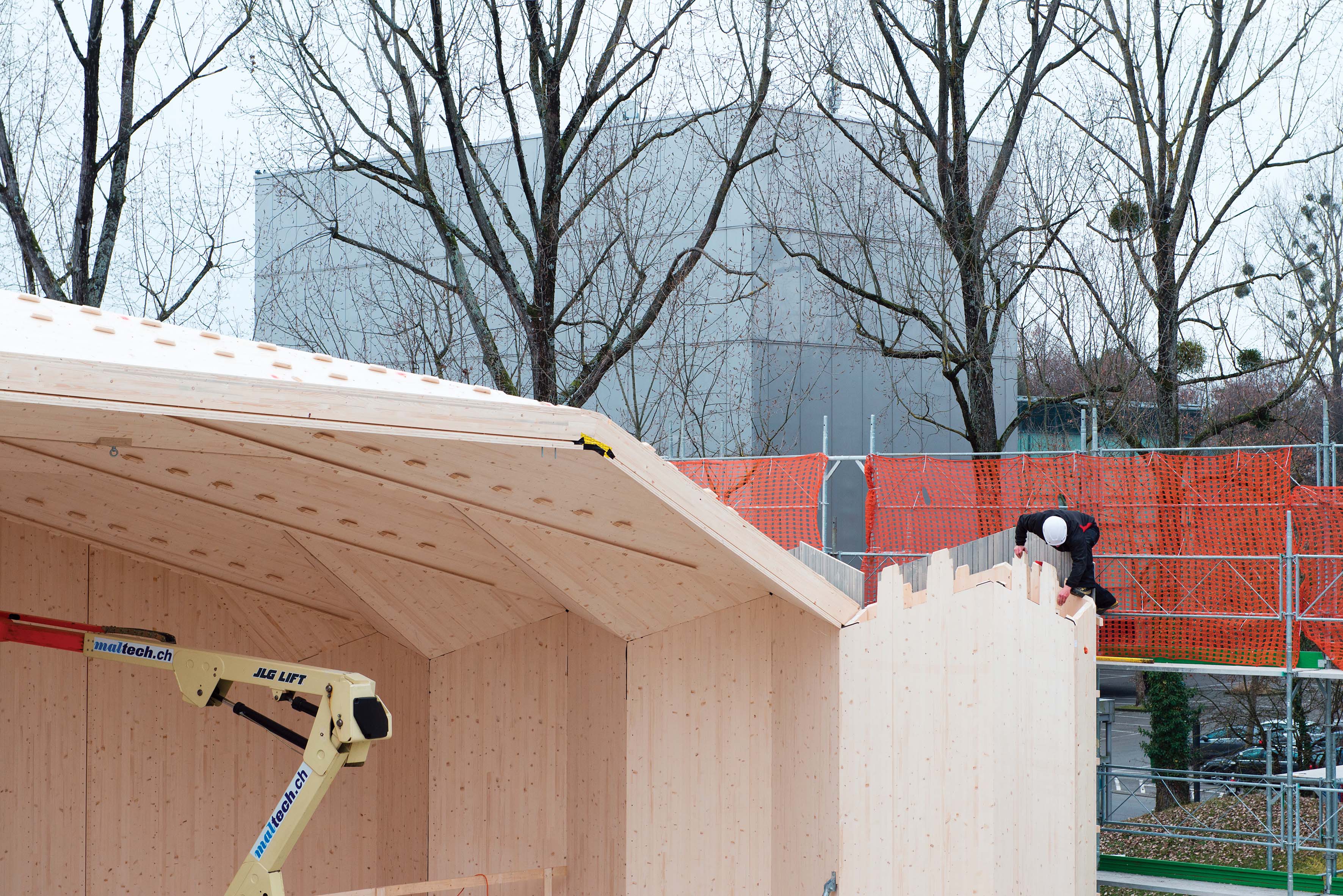 Chantier du nouveau pavillon de l’IBOIS, avec le théâtre de Vidy en arrière-plan