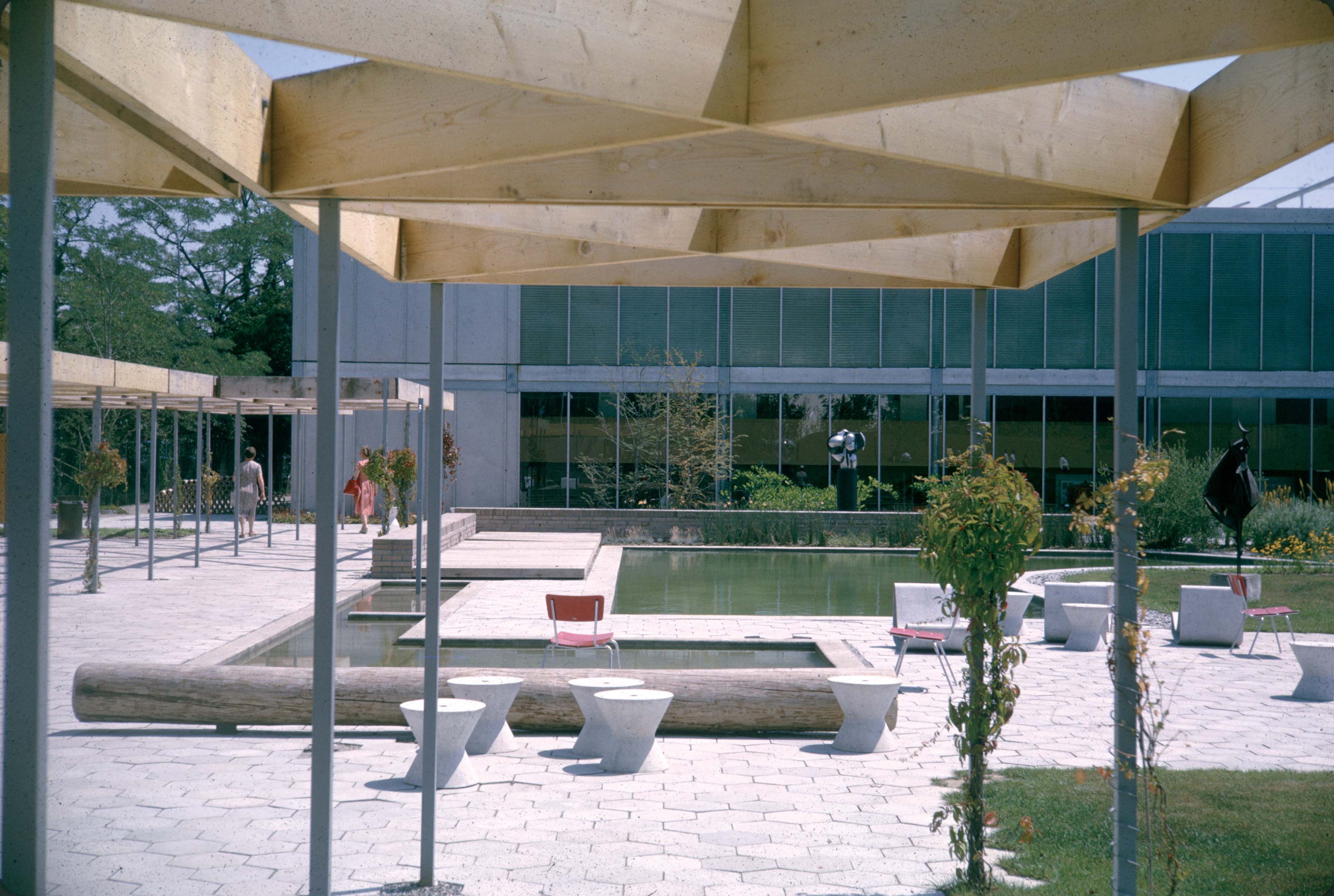 Max Bill, demi-secteur Eduquer et créer de l’Expo 64. La section La maison et l’homme et son jardin, au nord de l’actuel théâtre de Vidy