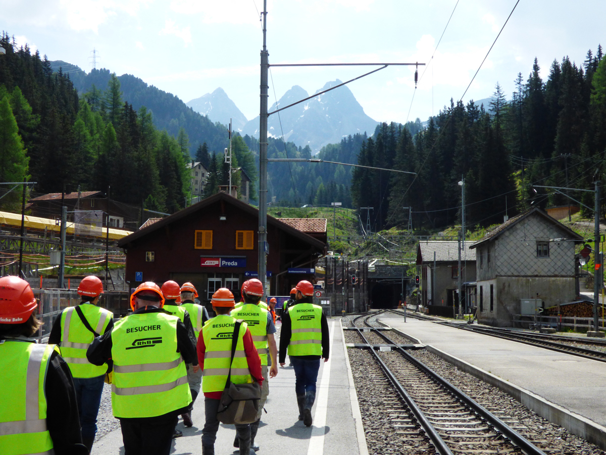Nordportal des bestehenden Albulatunnels in Preda. Über den bestehenden Tunnel wird der Ausbruch aus der Kaverne und von der Südseite in Spinas nach Preda transportiert.