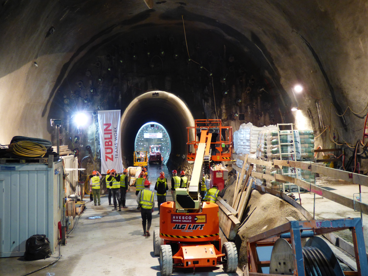 Die ringförmig um den Tunnelquerschnitt angeordneten Gefrierrohre (grüne Stopfen); am äusseren Rand liegen die Injektionsbohrungen.