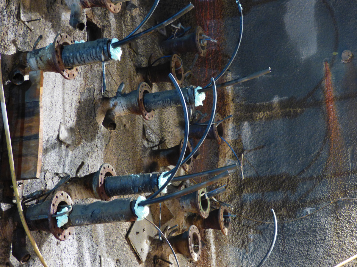 Gefrierrohre (grüne Stopfen) und Injektionsbohrungen.