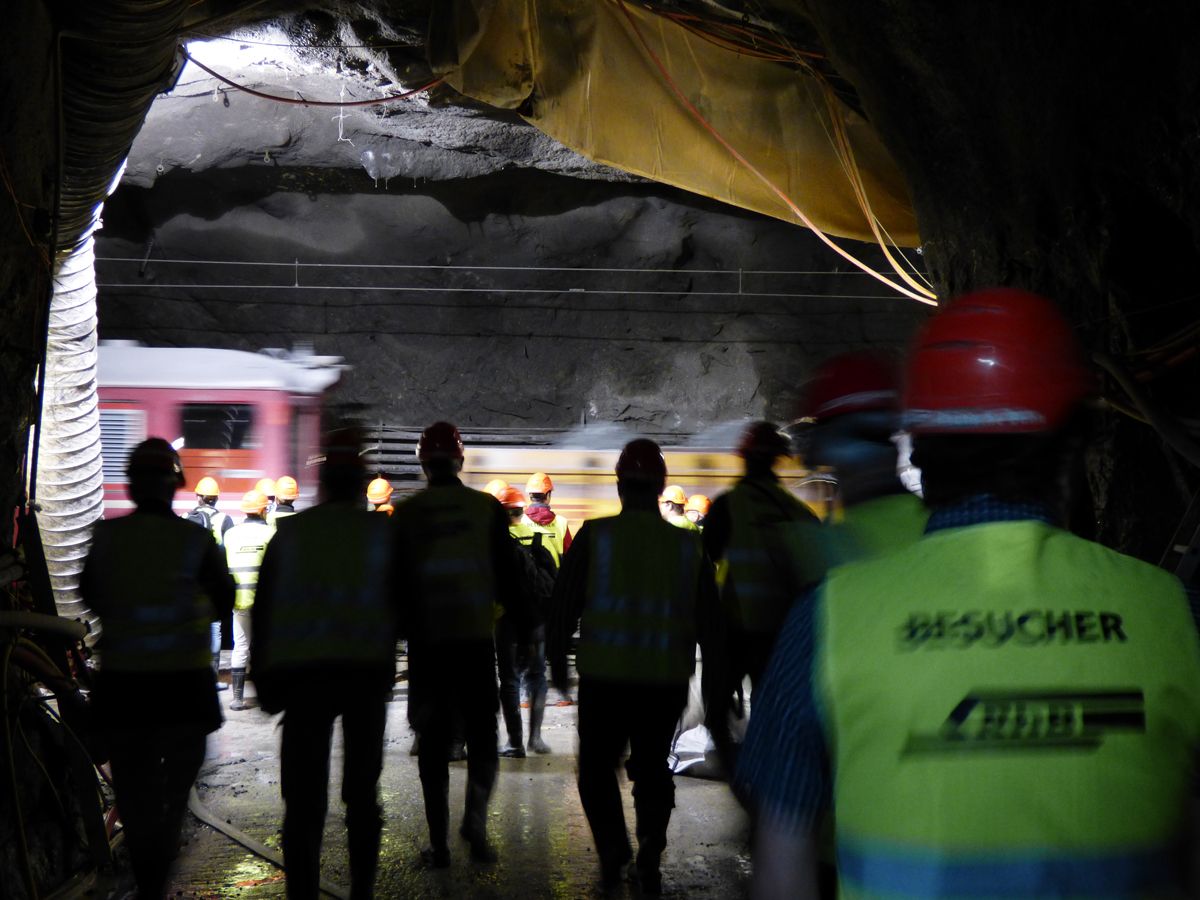 Durchfahrender Albulasprinter am Querschlag. Der Bahnverkehr wird während der Arbeiten aufrecht erhalten.