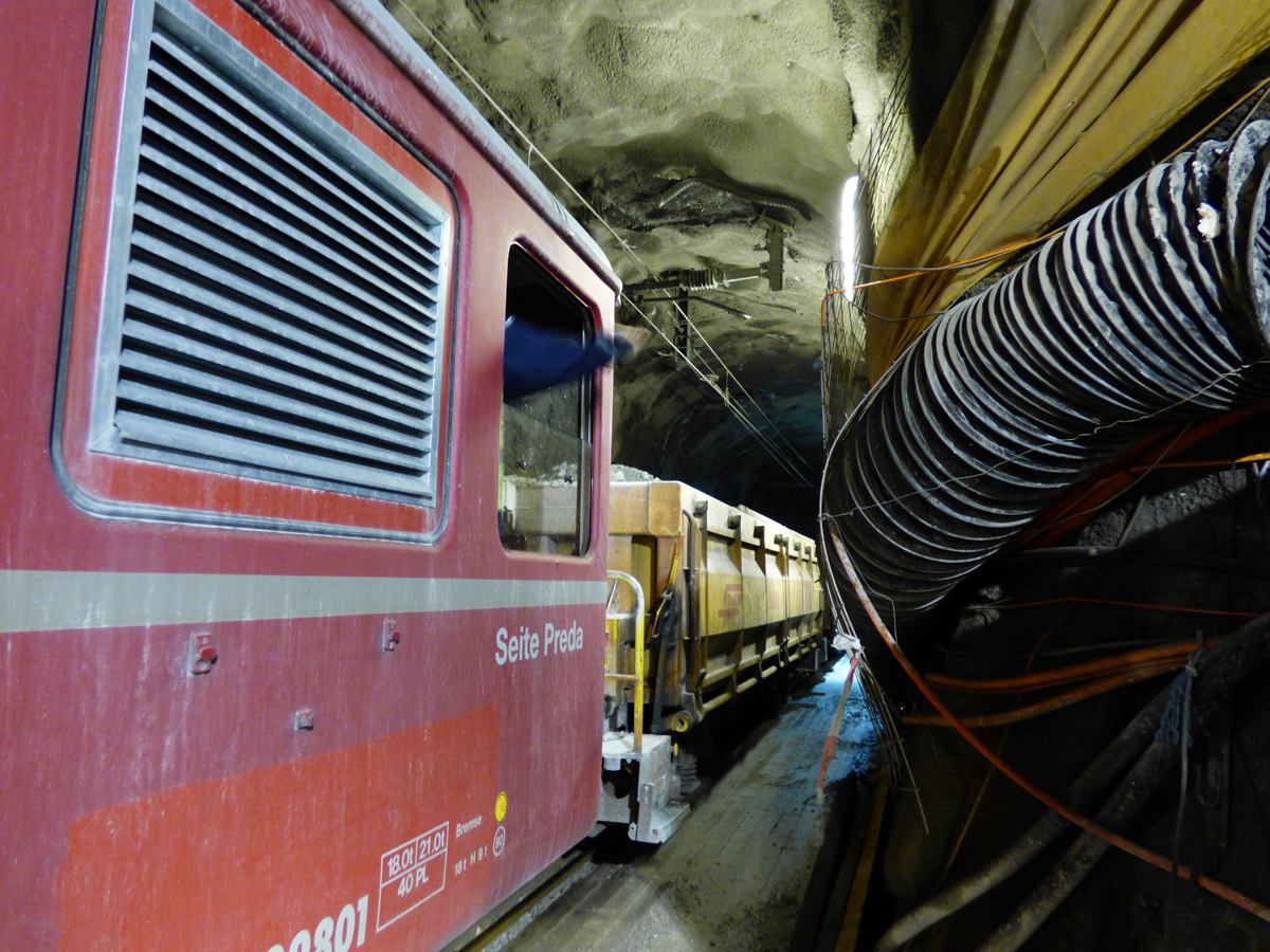 Ausbruchmaterial von der Südseite (Spinas) auf den Weg nach Preda. Kurzer Halt zur Aufnahme der Exkursionsteilnehmer.