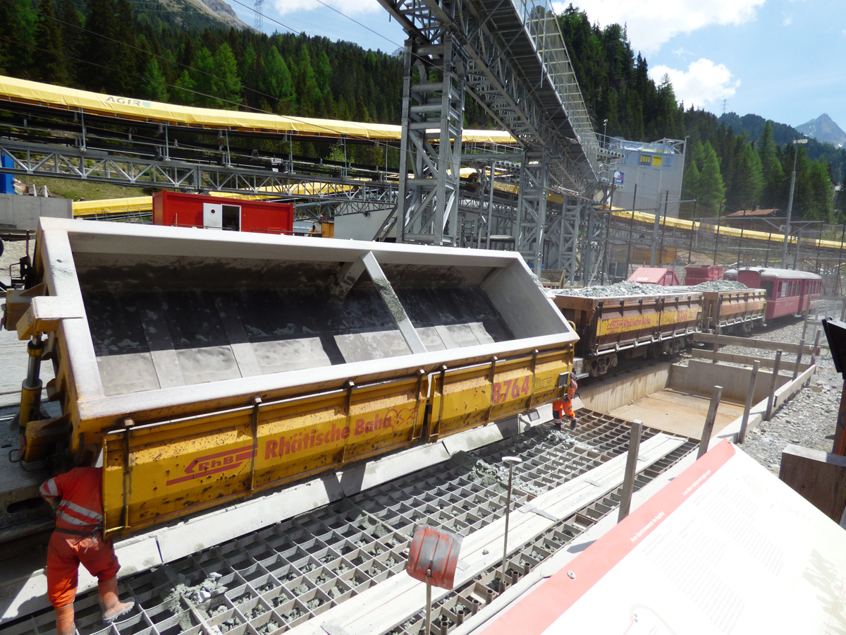 Abladen des Ausbruchsmaterial zur Verwertung.