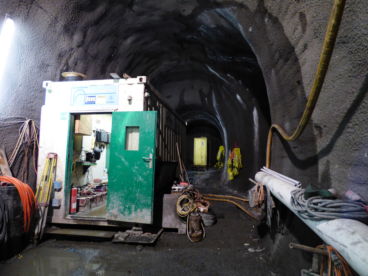 Querschlag zwischen neuem und bestehenden Tunnel.