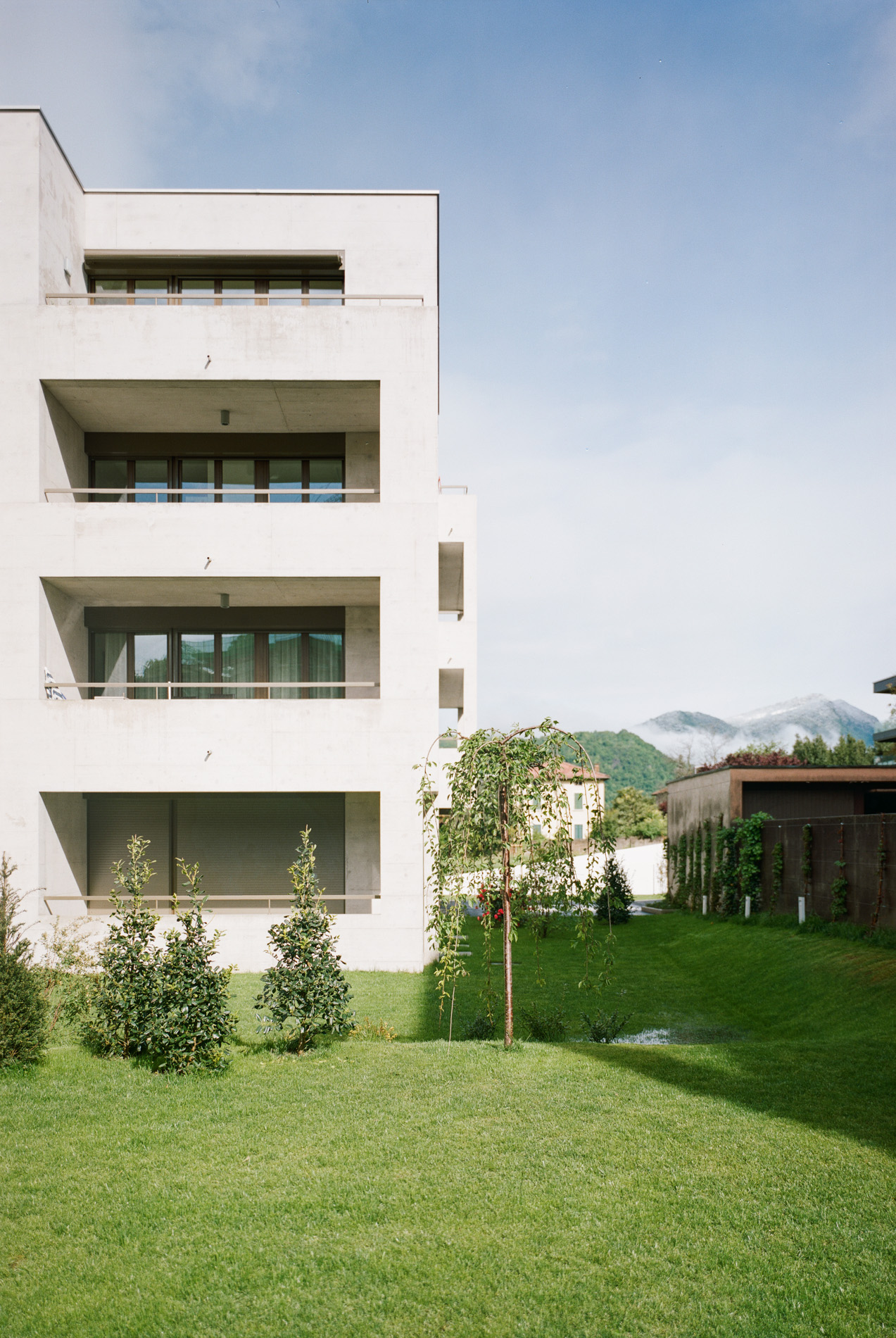Edificio residenziale in via Giacomo Rizzi a Mendrisio. Architetto: Mihail Amariei